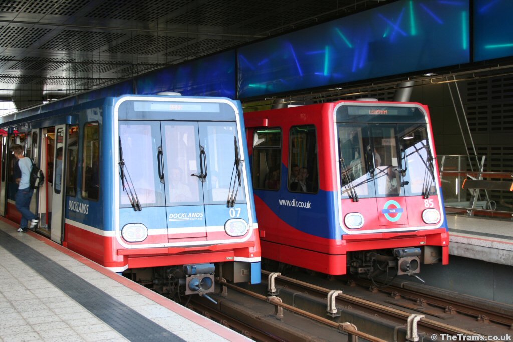Picture of Docklands Light Railway unit 07 at Heron Quays station ...