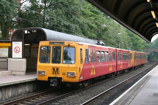 Tyne and Wear Metro unit 4046 at Ilford Road station